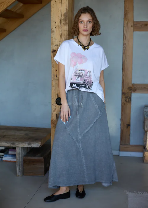 Spódnica midi w kolorze grafitowym, o rozkloszowanym kroju, z elastyczną talią i dekoracyjnymi, surowymi przeszyciami w formie geometrycznego wzoru.