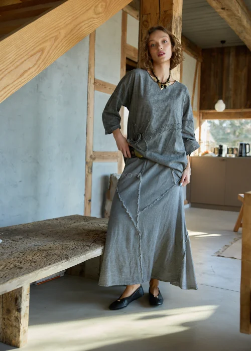 Grafitowa bluzka damska oversize z aplikacją gwiazdy i surowym wykończeniem, styl casual z szeroką spódnicą w naturalnym klimacie.