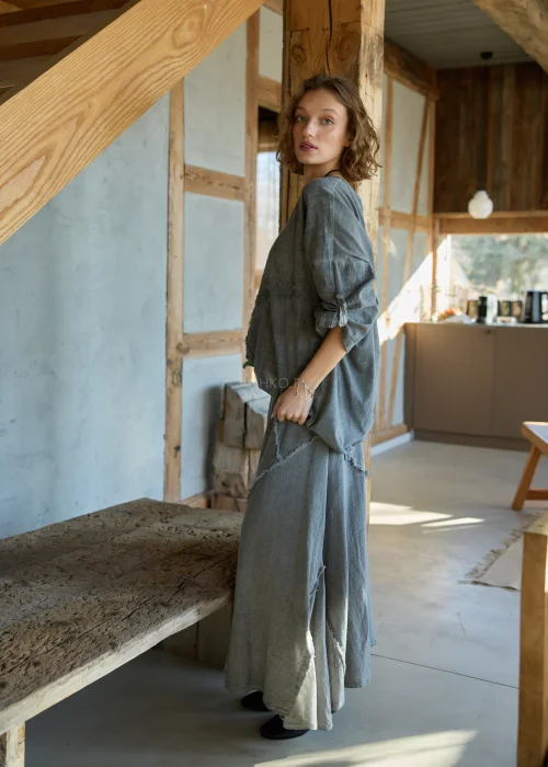 Grafitowa bluzka damska oversize z aplikacją gwiazdy i surowym wykończeniem, styl casual z szeroką spódnicą w naturalnym klimacie.