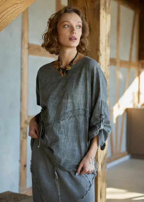 Grafitowa bluzka damska oversize z aplikacją gwiazdy i surowym wykończeniem, styl casual z szeroką spódnicą w naturalnym klimacie.