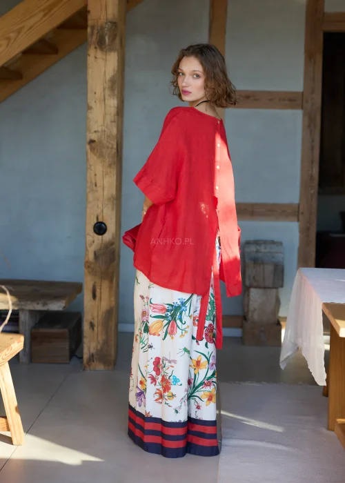 Białe spodnie damskie typu wide leg w kolorowy kwiatowy wzór z szeroką nogawką i elastycznym pasem, wykończone kontrastowym paskiem, styl casual premium.