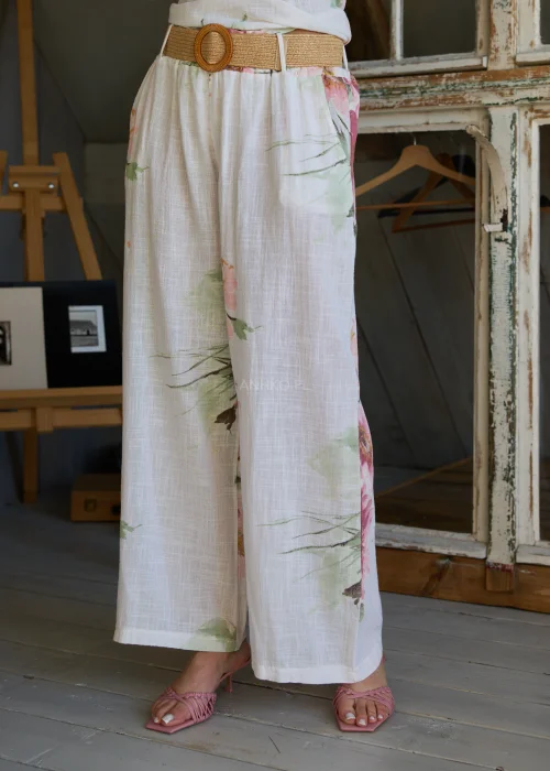 Spodnie damskie w kolorze białym z subtelnym kwiatowym printem, szerokie nogawki i wysoki stan z paskiem,