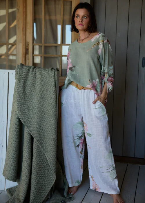 Bluzka damska w kolorze szałwiowym z kwiatowym printem i luźnym fasonem.