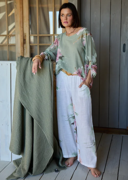 Bluzka damska w kolorze szałwiowym z kwiatowym printem i luźnym fasonem.