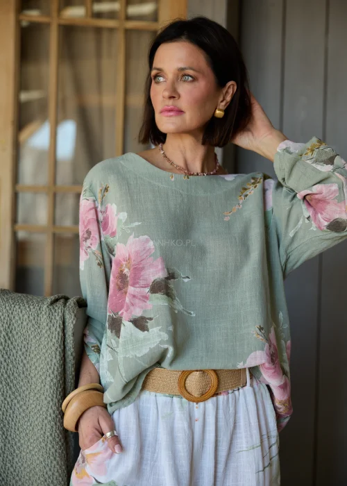 Bluzka damska w kolorze szałwiowym z kwiatowym printem i luźnym fasonem.