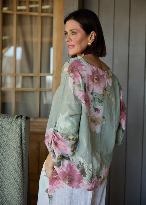 Bluzka damska w kolorze szałwiowym z kwiatowym printem i luźnym fasonem.