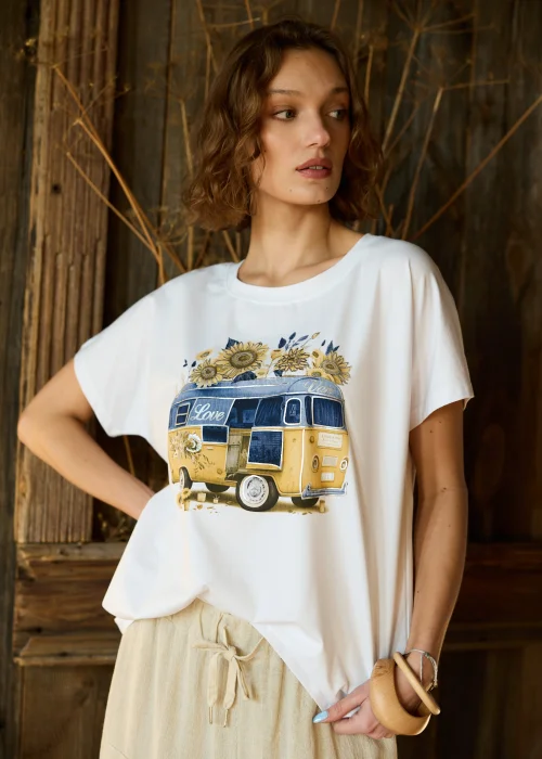 T-shirt oversize w kolorze białym z nadrukiem retro busa i słoneczników, z krótkim rękawem i okrągłym dekoltem.