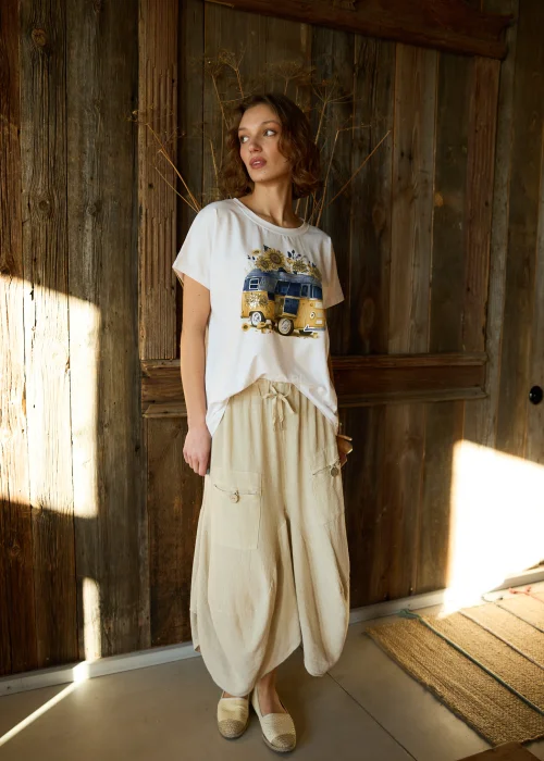 T-shirt oversize w kolorze białym z nadrukiem retro busa i słoneczników, z krótkim rękawem i okrągłym dekoltem.