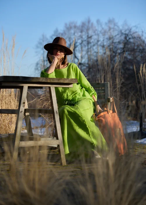 Bluzka damska w intensywnym zielonym kolorze z luźnym krojem i ozdobnym wiązaniem z przodu.