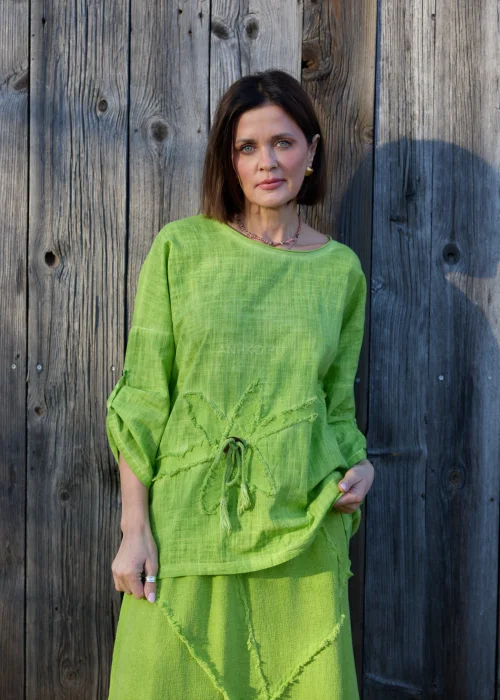 Bluzka damska w intensywnym zielonym kolorze z luźnym krojem i ozdobnym wiązaniem z przodu.