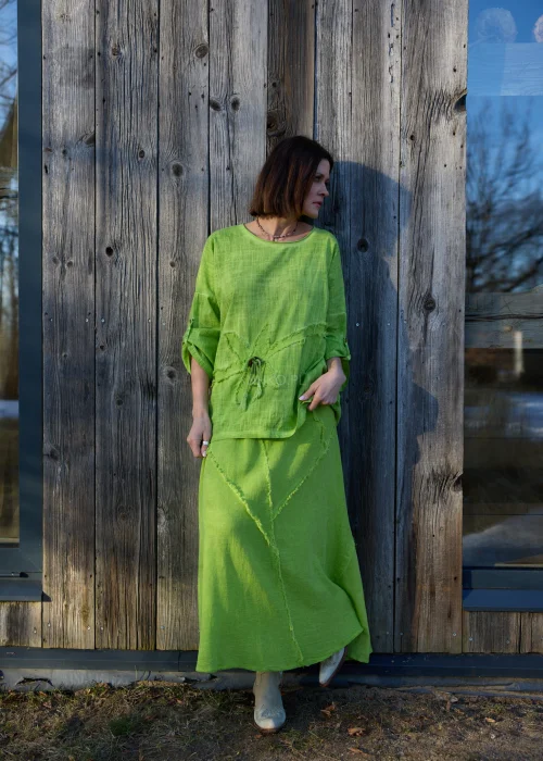 Bluzka damska w intensywnym zielonym kolorze z luźnym krojem i ozdobnym wiązaniem z przodu.