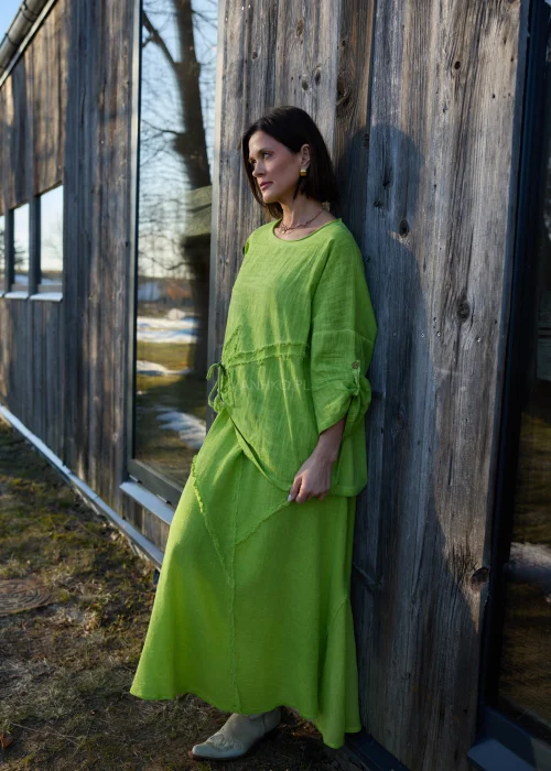 Bluzka damska w intensywnym zielonym kolorze z luźnym krojem i ozdobnym wiązaniem z przodu.