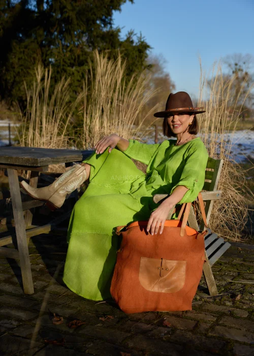 Bluzka damska w intensywnym zielonym kolorze z luźnym krojem i ozdobnym wiązaniem z przodu.