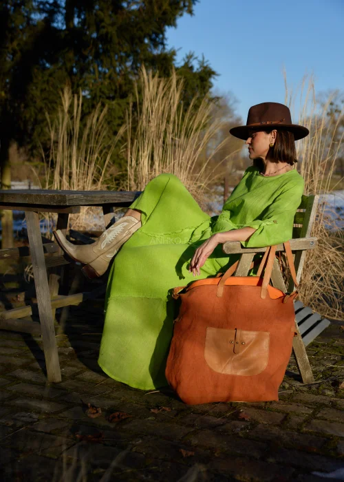 Bluzka damska w intensywnym zielonym kolorze z luźnym krojem i ozdobnym wiązaniem z przodu.