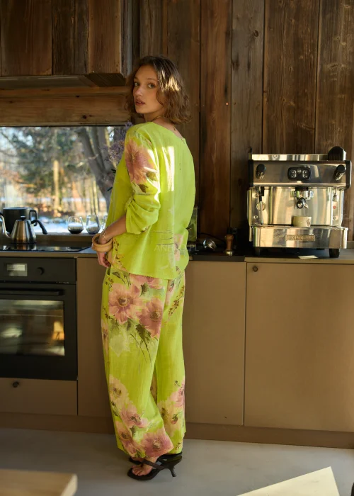 Bluzka damska w kolorze zielonym z kwiatowym printem, luźny fason z podwijanymi rękawami.