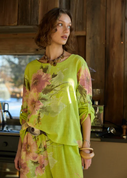 Bluzka damska w kolorze zielonym z kwiatowym printem, luźny fason z podwijanymi rękawami.