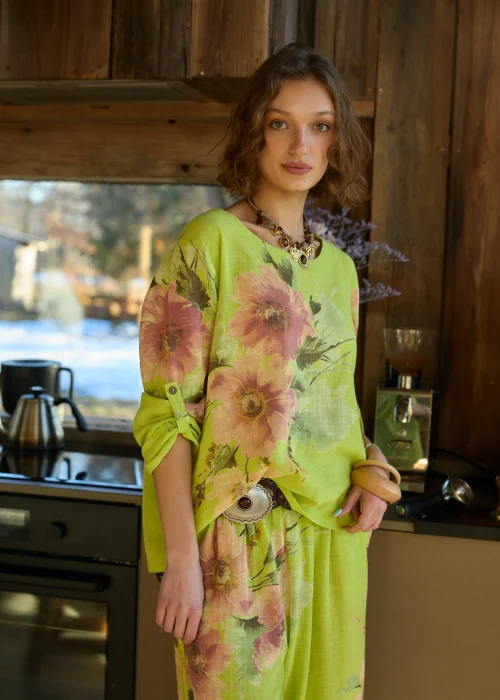 Bluzka damska w kolorze zielonym z kwiatowym printem, luźny fason z podwijanymi rękawami.