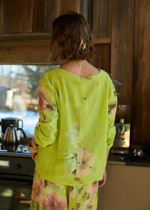 Bluzka damska w kolorze zielonym z kwiatowym printem, luźny fason z podwijanymi rękawami.