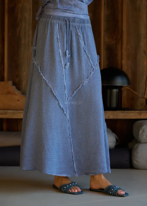 Spódnica midi w kolorze niebieskim, o rozkloszowanym fasonie, z elastyczną talią i dekoracyjnymi, surowymi przeszyciami tworzącymi geometryczny wzór.