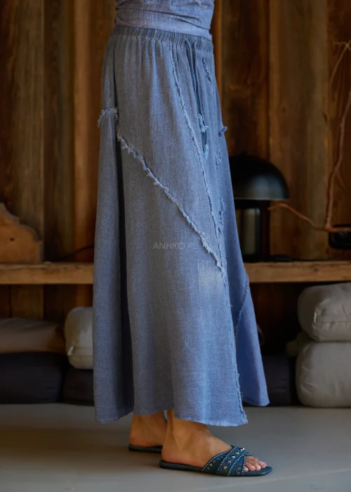 Spódnica midi w kolorze niebieskim, o rozkloszowanym fasonie, z elastyczną talią i dekoracyjnymi, surowymi przeszyciami tworzącymi geometryczny wzór.