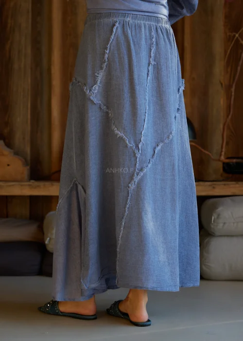 Spódnica midi w kolorze niebieskim, o rozkloszowanym fasonie, z elastyczną talią i dekoracyjnymi, surowymi przeszyciami tworzącymi geometryczny wzór.