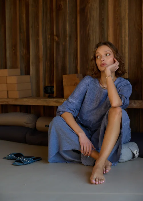 Spódnica midi w kolorze niebieskim, o rozkloszowanym fasonie, z elastyczną talią i dekoracyjnymi, surowymi przeszyciami tworzącymi geometryczny wzór.