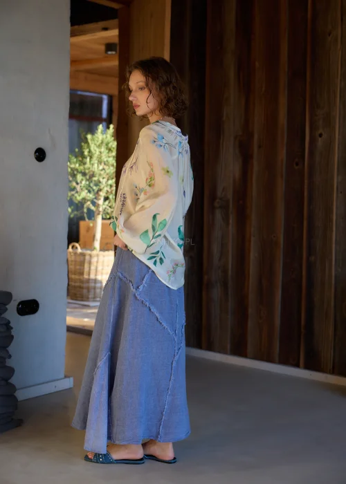 Spódnica midi w kolorze niebieskim, o rozkloszowanym fasonie, z elastyczną talią i dekoracyjnymi, surowymi przeszyciami tworzącymi geometryczny wzór.