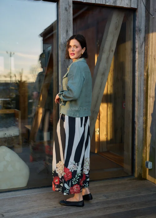 Spodnie damskie w czarno-białe pasy z kwiatowym nadrukiem, szerokie nogawki i wysoki stan, elegancki, lekko oversize fason.