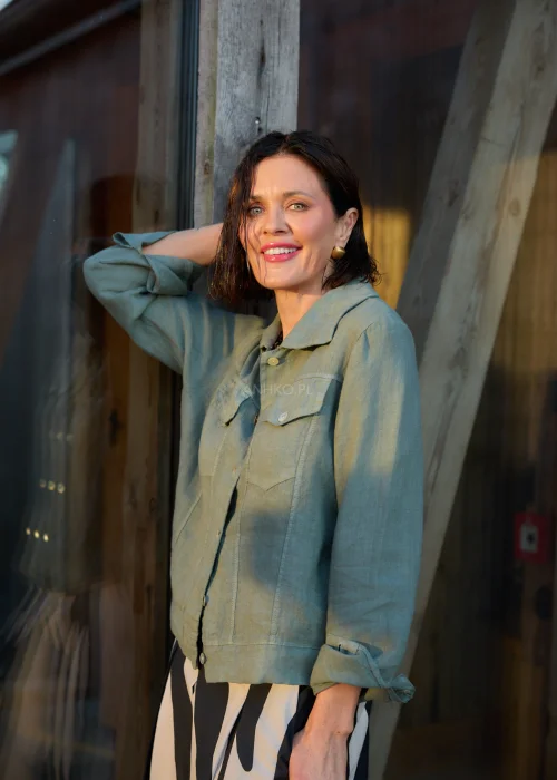 Koszula lniana damska w kolorze khaki zieleni, zapinana na guziki, z kołnierzykiem i kieszeniami na piersi, o lekko dopasowanym fasonie.