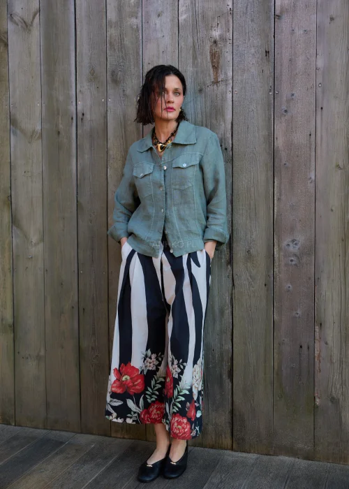 Koszula lniana damska w kolorze khaki zieleni, zapinana na guziki, z kołnierzykiem i kieszeniami na piersi, o lekko dopasowanym fasonie.