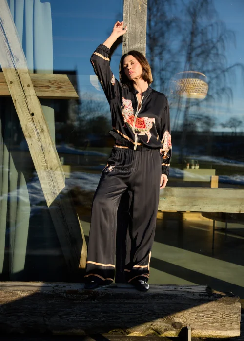 Czarna bluza damska z nadrukiem koni, zapinana na zamek, z długim rękawem i elastycznym wykończeniem, w stylu casualowym.