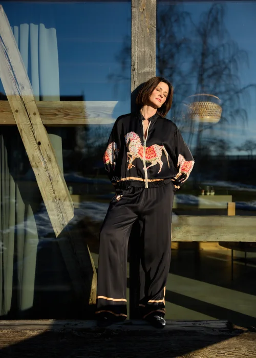 Czarna bluza damska z nadrukiem koni, zapinana na zamek, z długim rękawem i elastycznym wykończeniem, w stylu casualowym.