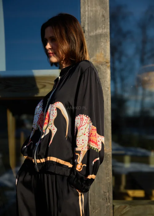 Czarna bluza damska z nadrukiem koni, zapinana na zamek, z długim rękawem i elastycznym wykończeniem, w stylu casualowym.