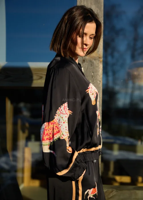 Czarna bluza damska z nadrukiem koni, zapinana na zamek, z długim rękawem i elastycznym wykończeniem, w stylu casualowym.