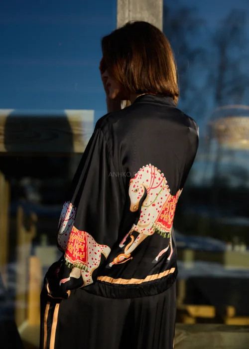 Czarna bluza damska z nadrukiem koni, zapinana na zamek, z długim rękawem i elastycznym wykończeniem, w stylu casualowym.