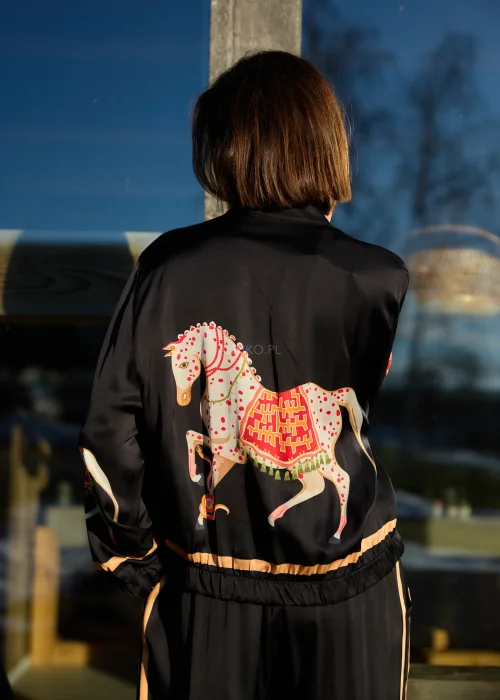 Czarna bluza damska z nadrukiem koni, zapinana na zamek, z długim rękawem i elastycznym wykończeniem, w stylu casualowym.