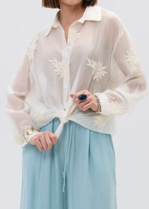 Duży pierścionek damski z owalnym, chabrowym kamieniem w złotej oprawie, o wyrazistym, eleganckim charakterze.