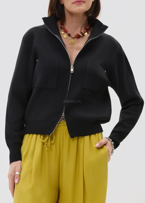 Damski naszyjnik z czerwonych koralików z ozdobnymi złotymi zawieszkami i medalionem.