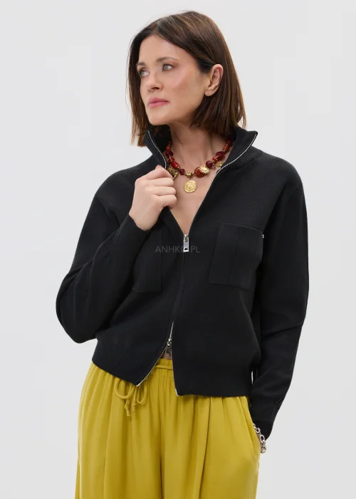 Damski naszyjnik z czerwonych koralików z ozdobnymi złotymi zawieszkami i medalionem.