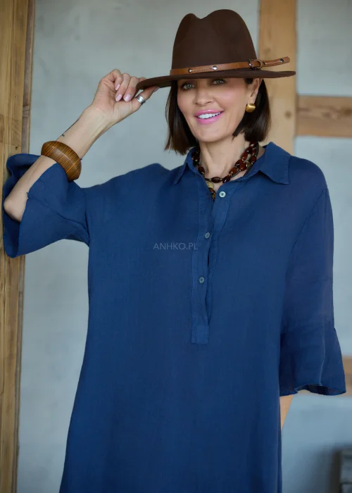 Bransoletka damska w odcieniu brązu z gładką, lekko połyskującą powierzchnią, o szerokiej, sztywnej formie.