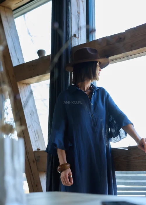 Bransoletka damska w odcieniu brązu z gładką, lekko połyskującą powierzchnią, o szerokiej, sztywnej formie.