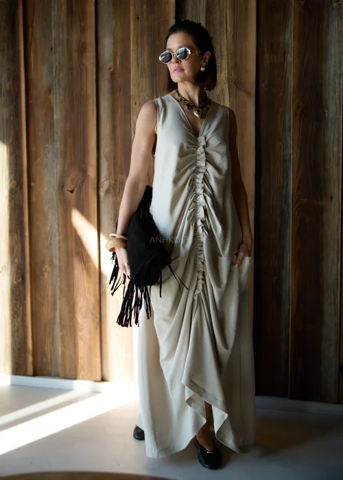 Bransoletka damska z jasnego drewna o gładkiej, matowej powierzchni, w formie szerokiej, sztywnej obręczy.