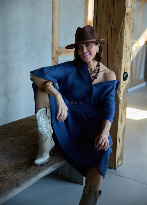 Bransoletka damska w odcieniu brązu z gładką, lekko połyskującą powierzchnią, o szerokiej, sztywnej formie.