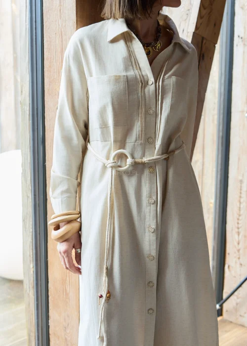 Bransoletka damska z jasnego drewna o gładkiej, matowej powierzchni, w formie szerokiej, sztywnej obręczy.