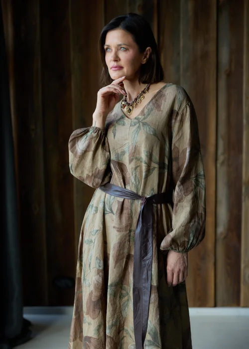 Czekoladowy pasek damski z gładkiej skóry, wiązany w talii, podkreślający sylwetkę.