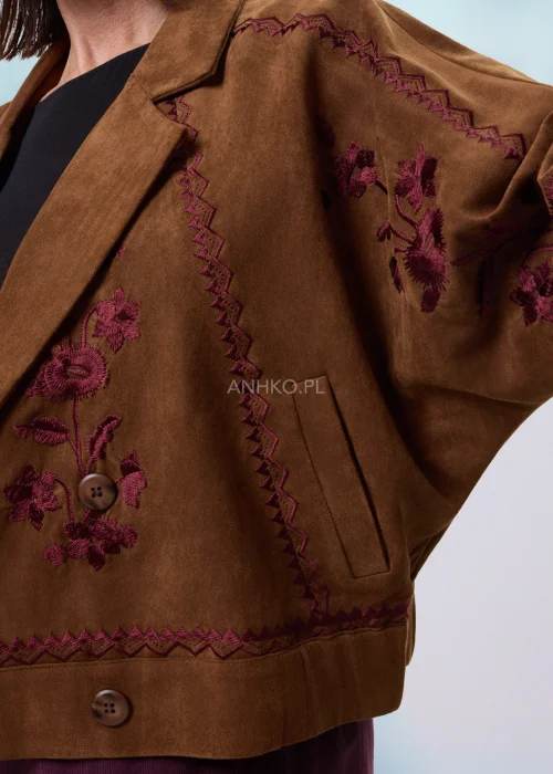 Brązowa kurtka damska Indiana z kwiatowym haftem na rękawach i przodzie, krótki fason, dwurzędowe zapięcie, styl boho casual.