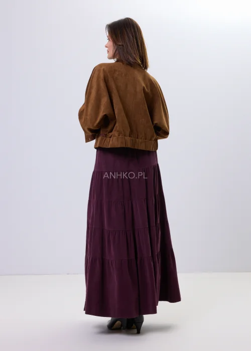 Brązowa kurtka damska Indiana z kwiatowym haftem na rękawach i przodzie, krótki fason, dwurzędowe zapięcie, styl boho casual.