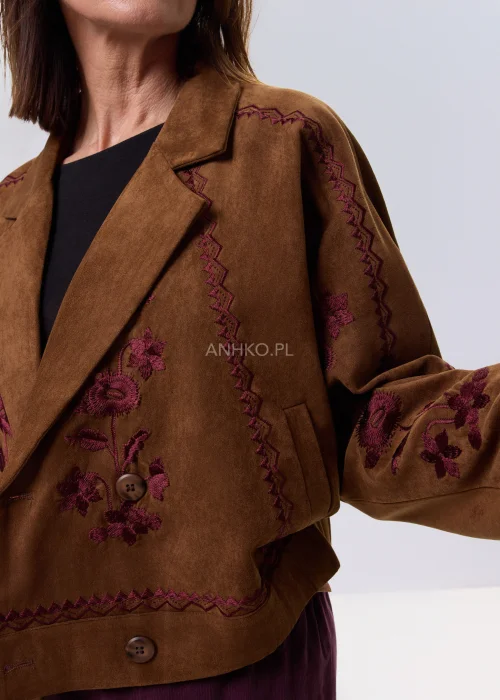 Brązowa kurtka damska Indiana z kwiatowym haftem na rękawach i przodzie, krótki fason, dwurzędowe zapięcie, styl boho casual.