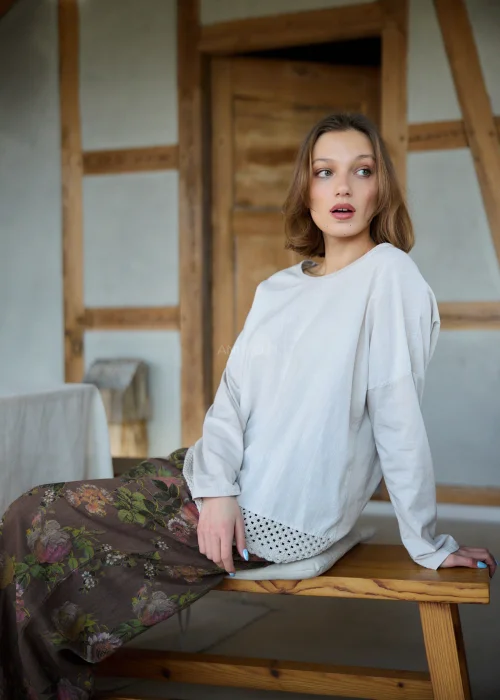 Beżowa bluzka z dodatkiem lnu o luźnym kroju z długim rękawem, z ażurowym wykończeniem u dołu.