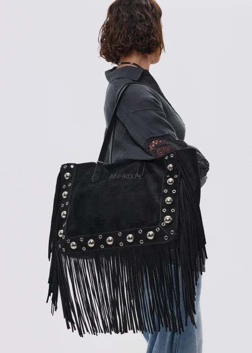 Czarna torba damska z długimi frędzlami, srebrnymi nitami i kosmetyczką w komplecie. Duży model boho western z efektownymi detalami, idealny do codziennych stylizacji.